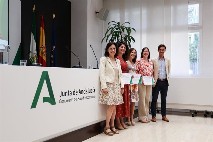 La Junta hace entrega de los premios a mejores prácticas de corresponsabilidad en los cuidados en salud en la infancia.