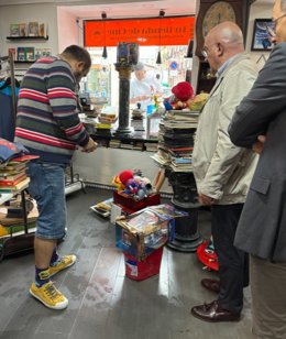 El alcalde de Valladolid, en una de las tiendas del entorno de la calle Platerías.
