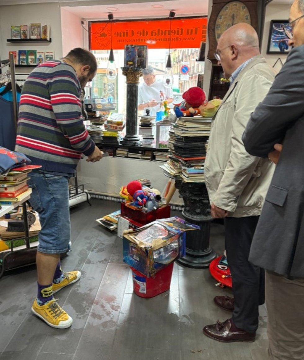 El alcalde de Valladolid, en una de las tiendas del entorno de la calle Platerías.