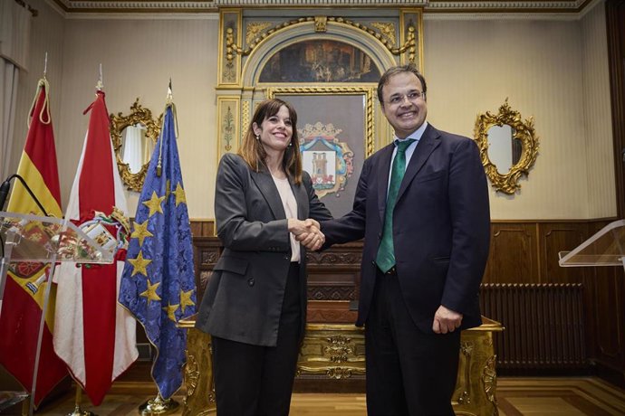 La alcaldesa de Vitoria-Gasteiz, Maider Etxebarria, y el consejero de Salud del Gobierno vasco, Alberto Martínez.