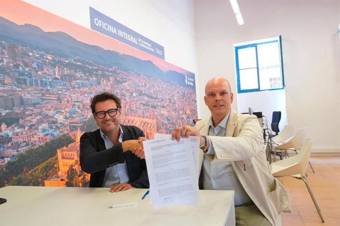 El regidor de Urbanismo del Ayuntamiento de Palma, Óscar Fidalgo (d), y el presidente del Colegio Oficial de Administradores de Fincas de Baleares, Toni Jaume, tras la firma del convenio.