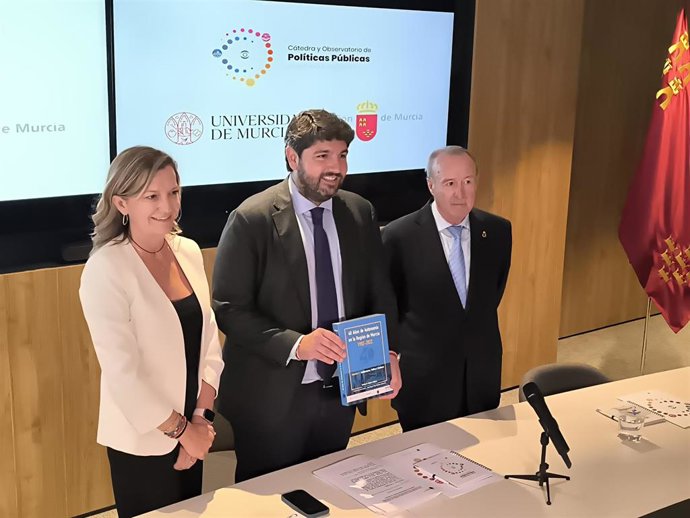 López Miras, junto al presidente del Consejo Jurídico de la Región, Antonio Gómez Fayrén, y la profesora de la Cátedra de Políticas Públicas de la Universidad de Murcia, María Quiles