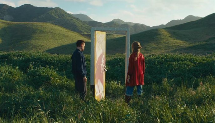 Margot Robbie y Colin Farrell atraviesan puertas mágicas en el tráiler de Un gran viaje atrevido y maravilloso