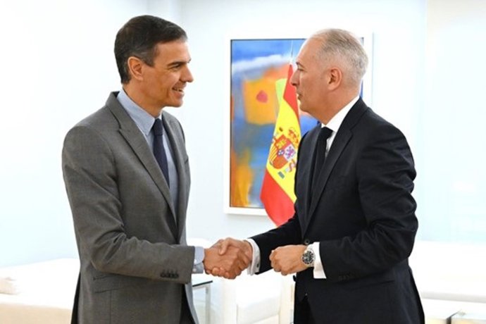 El presidente del Gobierno, Pedro Sánchez, con el presidente interino de Seat y Cupra, Markus Haupt