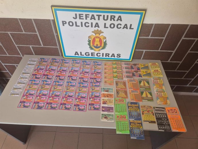 Cupones de la ONCE recuperados por la Policía Local tras ser extraviados por su vendedor