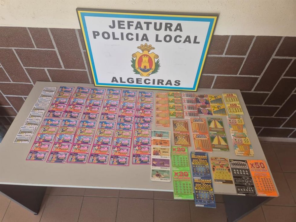 Cupones de la ONCE recuperados por la Policía Local tras ser extraviados por su vendedor