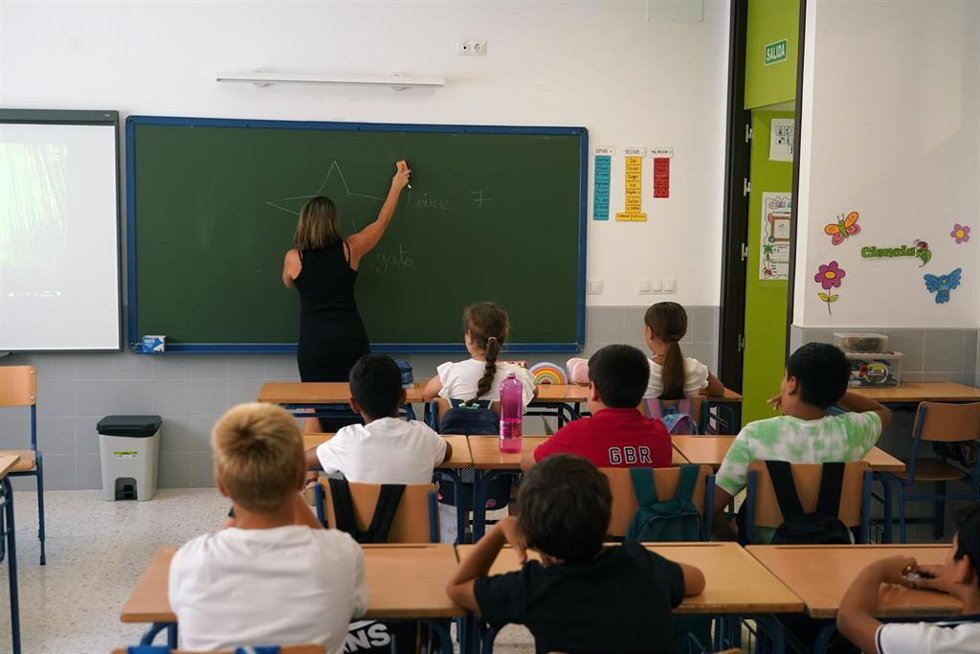 Archivo - Una profesora imparte clase