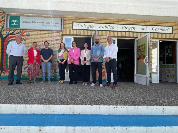 Visita de la Junta y el Ayuntamiento de Gualchos-Castell de Ferro al CEIP Virgen del Carmen