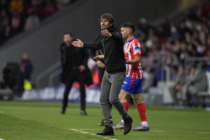 Archivo - Alvaro Rubio da instrucciones durante un partido del Real Valladolid en LaLiga EA Sports 24-25