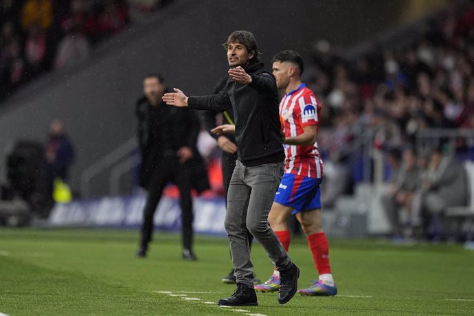 Archivo - Alvaro Rubio, head coach of Valladolid, gestures during the Spanish League, LaLiga EA Sports, football match played between Atletico de Madrid and Real Valladolid at Riyadh Air Metropolitano stadium on April 14, 2025, in Madrid, Spain.