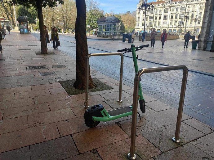 Archivo - Patinete eléctrico, movilidad urbana