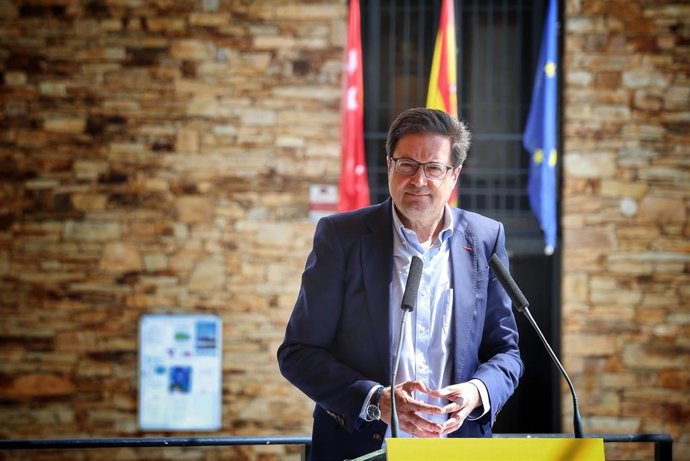 Archivo - El ministro para la Transformación Digital y de la Función Pública, Óscar lópez, durante la presentación del 'Informe de cobertura de banda ancha en España', a 4 de junio de 2025, en Robregordo (Madrid).