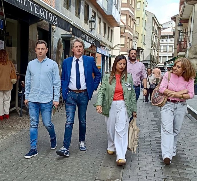 El secretario general del PSOE en Castilla y León (PSCyL), Carlos Martínez (segundo por la izquierda) y el secretario general del PSOE en León, Javier Alfonso Cendón (izquierda) momentos antes de reunirse con el comité  de la Azucarera en La Bañeza