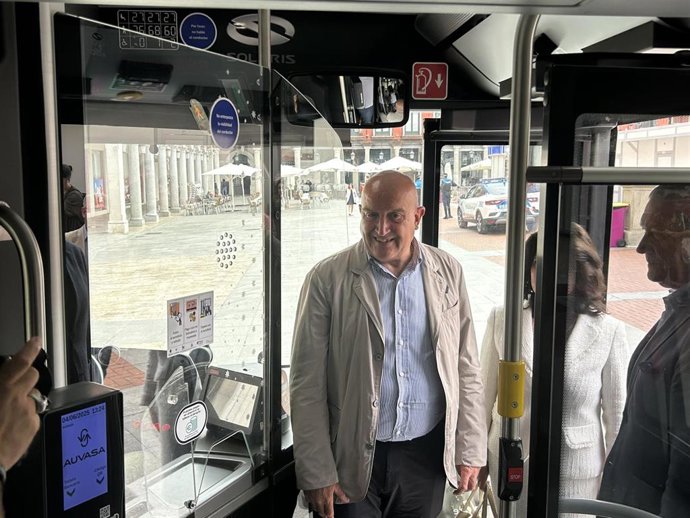 El alcalde de Valladolid, Jesús Julio Carnero, en un autobús municipal que lleva instalado un pictograma destinado a personas con discapacidad cognitiva.