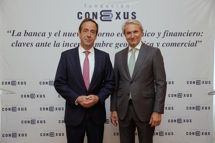 El consejero delegado de CaixaBank, Gonzalo Gortázar  y el presidente de la Fundación Conexus, Manuel Broseta.