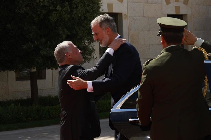 Archivo - El Rey Felipe VI (i)  y el Rey Abdalá II (d), a 6 de octubre de 2024, en Amán (Jordania)