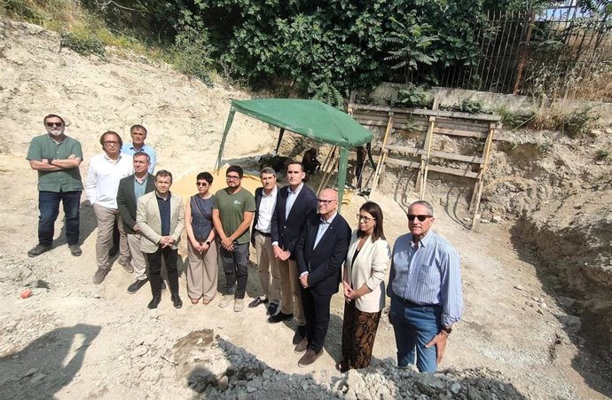 Visita al inicio de los trabajos de exhumación de restos en la fosa común 548 del Cementerio de San Eufrasio.