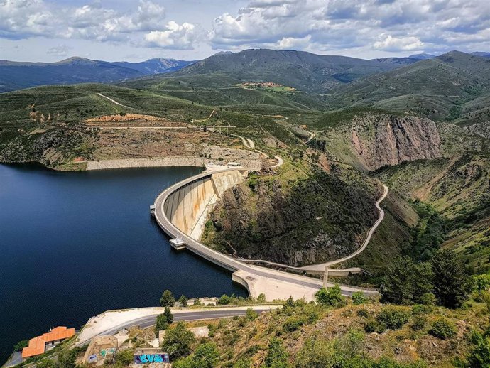 Vista del embalse y presa del Atazar, a 26 de mayo de 2025, en El Atazar, Madrid (España).