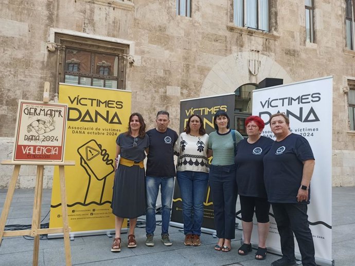 Roda de premsa de l'Associació de Víctimes Dana 29 octubre 2024 enfront del Palau de la Generalitat