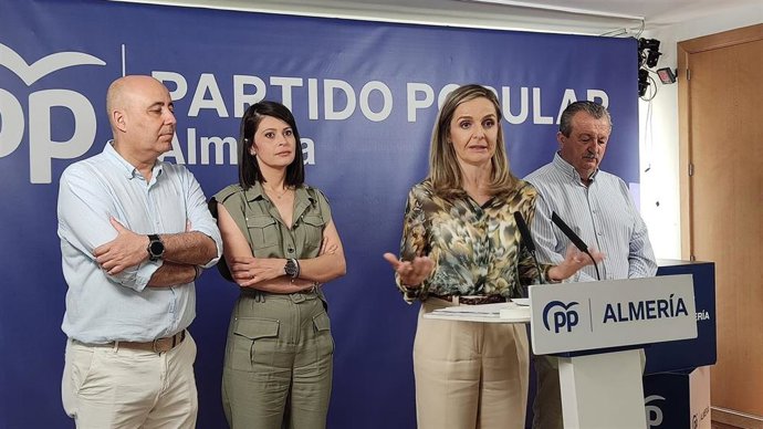 Frente al atril, la diputada nacional del PP Maribel Sánchez Torregrosa.