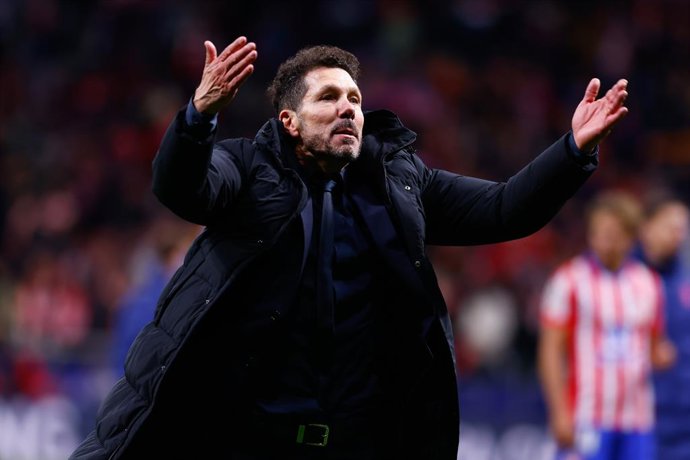 Archivo - Diego Pablo Simeone, técnico do Atlético de Madri, reage durante a partida de volta das oitavas de final da Liga dos Campeões da UEFA 2024/25 entre o Atlético de Madri e o Real Madrid CF, no estádio Riyadh Air Metropolitano, em 12 de março de 20