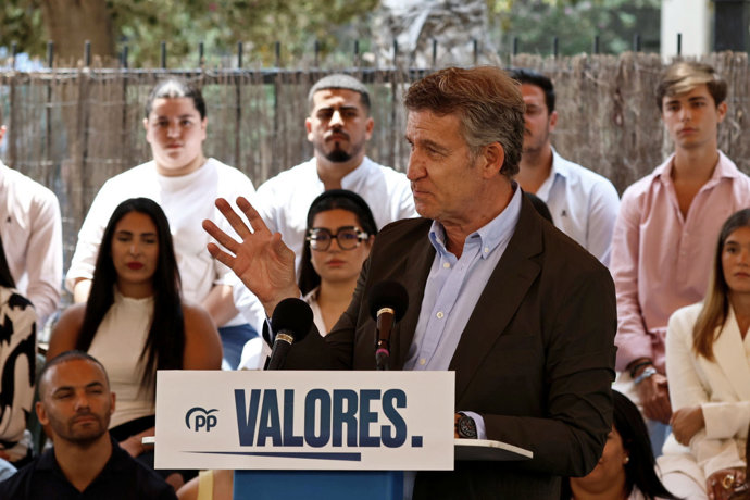 El líder del Partido Popular, Alberto Núñez Feijóo, interviene durante un acto. 