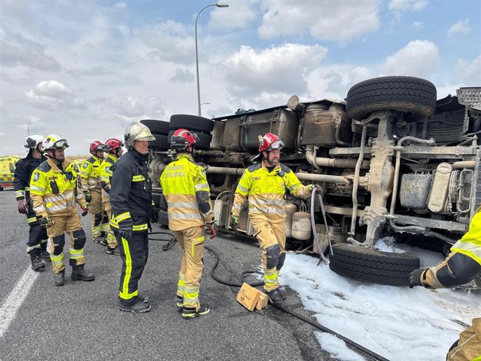 Bomberos de la Comunidad de Madrid intervienen en un accidente de un camión para liberar al conductor, que había quedado atrapado en la cabina, y para contener el derrame de líquido hidráulico y combustible.
