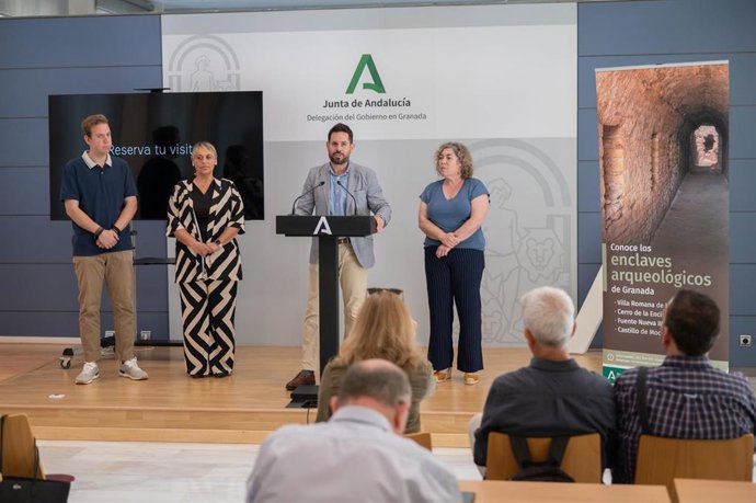 El delegado de Turismo, Cultura y Deporte de la Junta en la provincia, David Rodríguez, ha presentado el programa de visitas guiadas
