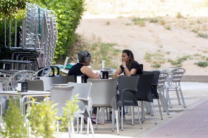 Archivo - Varias personas sentadas en una terraza, a 10 de mayo de 2024, en Madrid (España). 