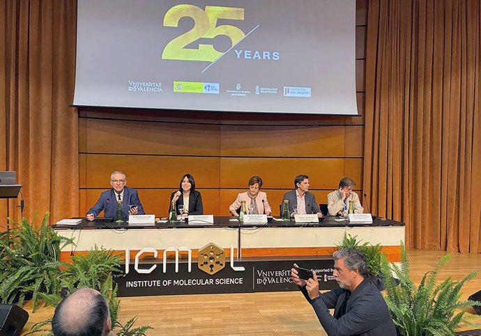 El Instituto de Ciencia Molecular celebra su 25º aniversario con una edición especial de su Jornada Científica anual