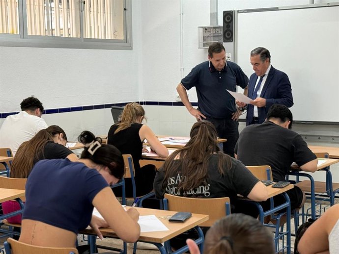 El delegado territorial, Miguel Briones, durante su visita al IES Monterroso.