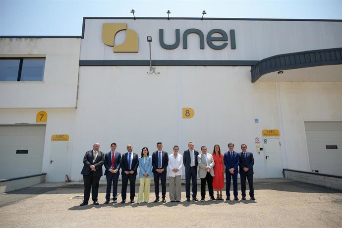 Foto de familia con motivo de la firma del acuerdo de financiación.