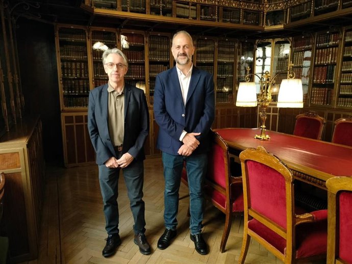 El historiador Julián Casanova y el diputado delegado de Archivos y Bibliotecas, José Manuel Latorre.