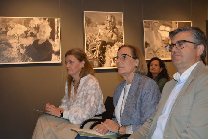 De izquierda a derecha en la imagen en primer término, la coordinadora provincial del IAM, Teresa Illescas, y los delegados de Inclusión Social y de Empleo de la Junta en Granada, Matilde Ortiz y Javier Martín