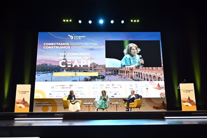 Gina Magnolia Riaño, secretaria general de la Organización Iberoamericana de Seguridad Social (OISS) moderadora en el conversatorio denominado ‘Educación y empleo’ junto a Ana Botella, presidenta de la Fundación Integra y Narciso Casado.