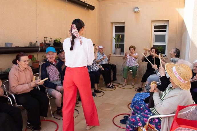 Actividad de musicoterapia en un centro de mayores de Moraleja (Cáceres)