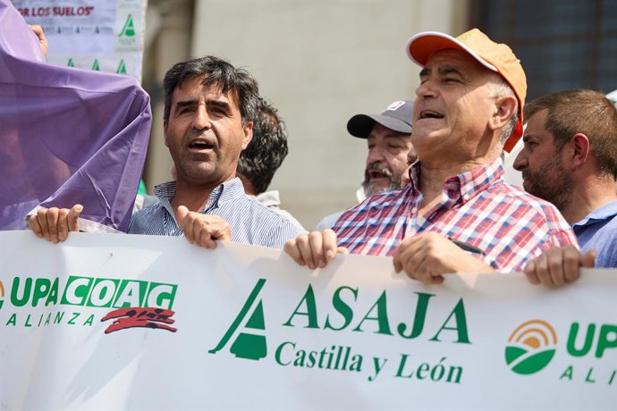 Varias personas durante una concentración de cerealistas de las principales regiones productoras de España, frente al Ministerio de Agricultura, a 4 de junio de 2025, en Madrid (España). 