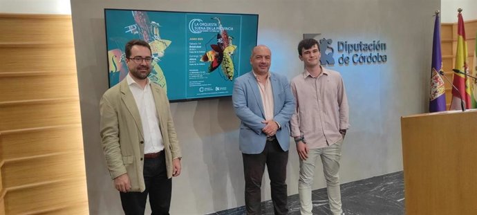 Gabriel Duque (centro), entre Roberto Palmer y Miguel Torralbo, en la presentación de 'La Orquesta suena en la provincia'.