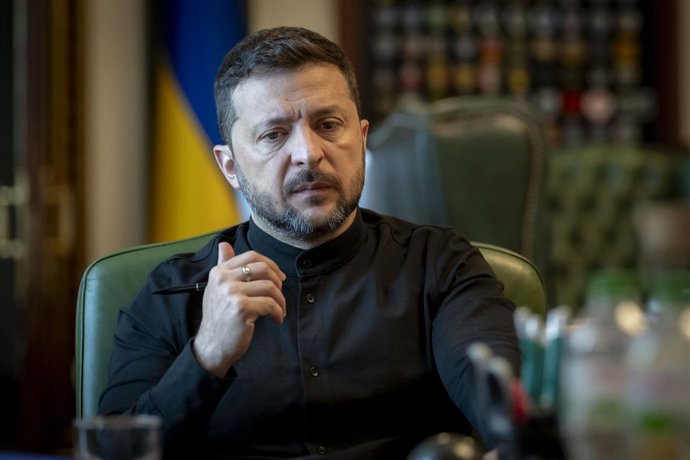 20 de maio de 2025, Kiev, Ucrânia: O presidente ucraniano, Volodymyr Zelenskyy, ouve durante uma ligação telefônica com o primeiro-ministro do Reino Unido, Keir Starmer, para discutir as últimas sanções contra a Rússia, em 20 de maio de 2025, em Kiev, Ucr