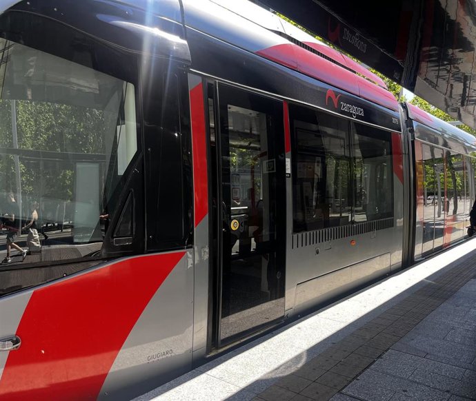Archivo - Vagón del tranvía, estacionado en una de sus paradas, en Zaragoza.