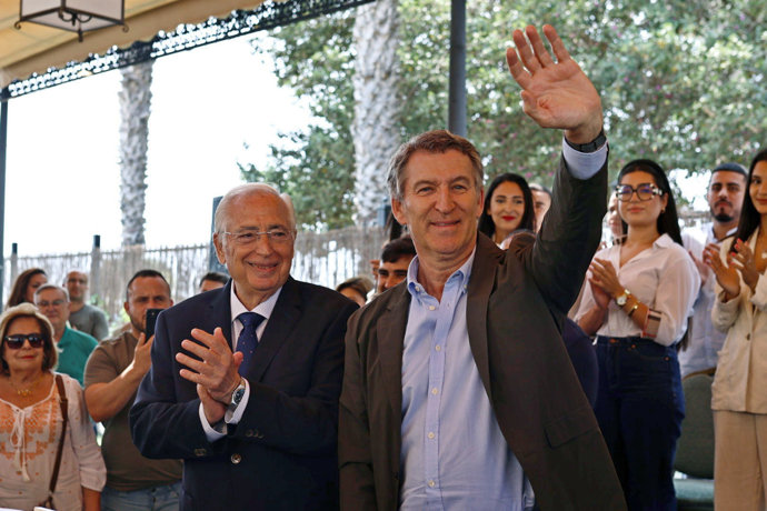 El líder del Partido Popular, Alberto Núñez Feijóo, y el presidente del PP de Melilla y de la Ciudad Autónoma, Juan José Imbroda, ofrecen declaraciones a los medios-