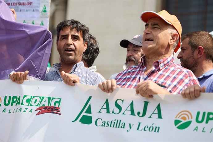 Varias personas durante una concentración de cerealistas de las principales regiones productoras de España, frente al Ministerio de Agricultura, a 4 de junio de 2025, en Madrid (España). Las organizaciones profesionales agrarias ASAJA, COAG y UPA han conv