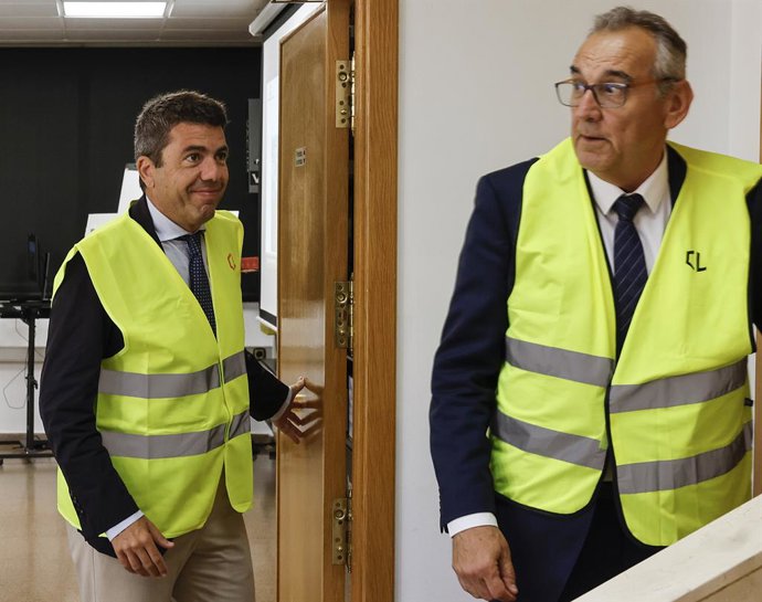 El president de la Generalitat, Carlos Mazón (E), visita les instal·lacions de l'empresa Cartonajes Levante a Picanya, a 4 de juny del 2025, a Picanya, València.