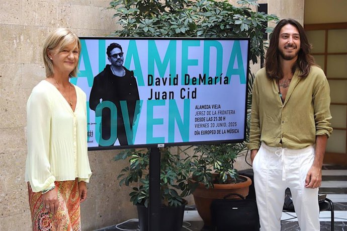 La delegada de Juventud en el Ayuntamiento de Jerez, Carmen Pina, y el artista Juan Cid presentan el Festival Alameda Joven.