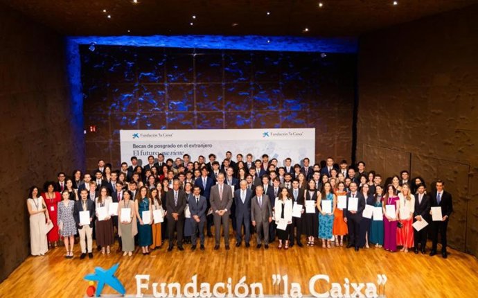El Rey preside la ceremonia de entrega de 100 becas de posgrado en el extranjero de la Fundación la Caixa