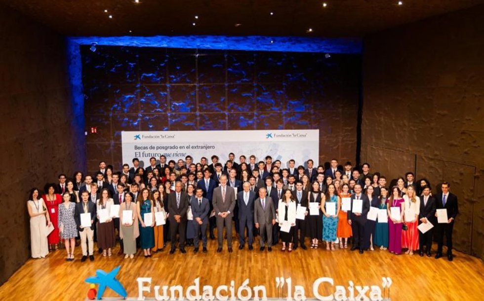 El Rey preside la ceremonia de entrega de 100 becas de posgrado en el extranjero de la Fundación la Caixa
