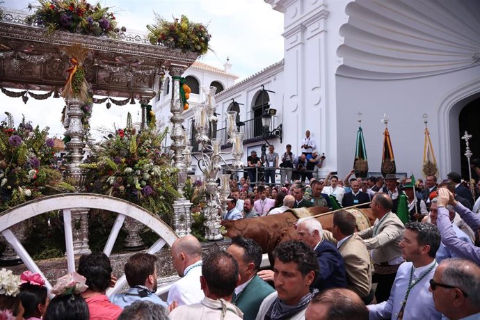 Archivo - La Hermandad del Rocío de Trina llega a la presentación a la Ermita de la Blanca Paloma. Imagen de archivo.
