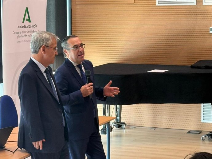 El delegado territorial de Desarrollo Educativo y Formación Profesional, Miguel Briones, junto con el alcalde de Estepona