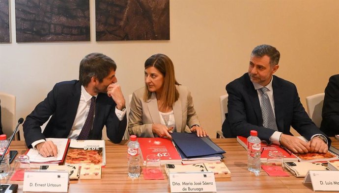 La presidenta de Cantabria, María José Sáenz de Buruaga, con el ministro Ernest Urtasun en la reunión del Patronato de Altamira