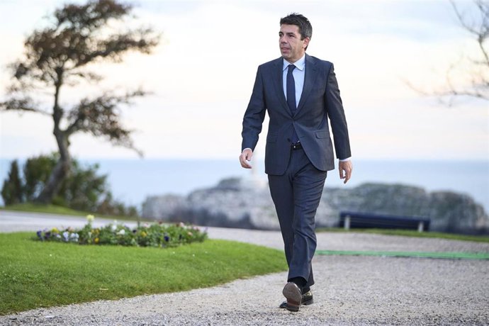 Archivo - El presidente de la Generalitat Valenciana, Carlos Mazón, a su llegada a la XXVII Conferencia de Presidentes, en el Palacio de la Magdalena, a 13 de diciembre de 2024